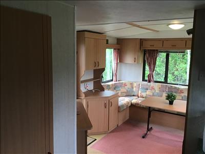 Vrijstaande stacaravan retro, vrij uitzicht, zwemvijver, 2h wandelgebied.